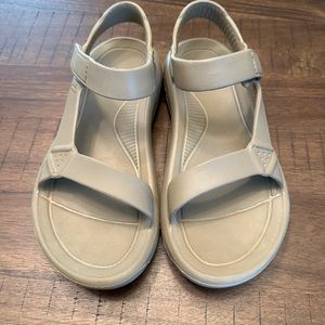 Women’s Teva Sandal size 7.